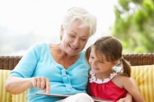 nonna-bambina-libro-lettura