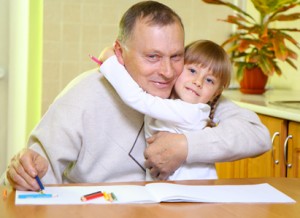 nonno-bambina-abbraccio-disegnare