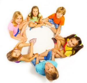 bambini-gioco-in-cerchio-©-Serrnovik-_-Dreamstime.com---Six-Children-Holding-Hands-Photo