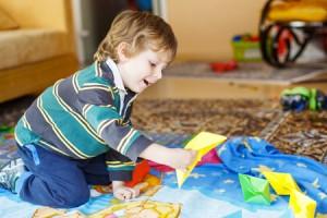 bambino-gioca-barchetta-carta-Romrodinka-_-Dreamstime.com---Funny-Boy-Of-4-Years-Playing-With-Paper-Ships-At-Home-Photo