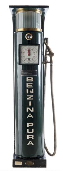 La pompa di benzina disegnata da Piacentini per Mussolini