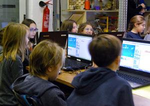bet-she-can-in-viaggio-con-rosetta-bambine-computer