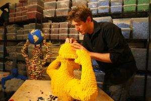 the-art-of-the-brick-nathan-sawaya-al-lavoro