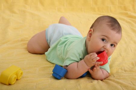 bambino con giocattoli di plastica bambini: i pericoli dell'inquinamento in casa