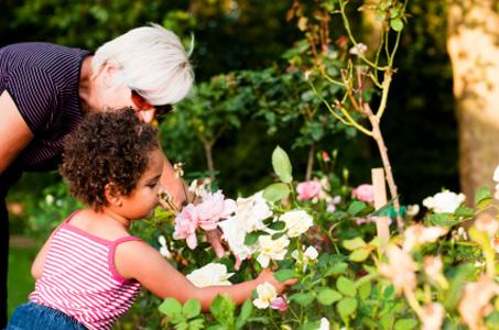 nonna e nipotina in giardino