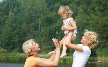 nonna con mamma e nipote in un parco