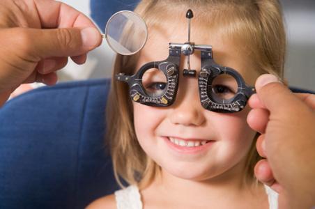 Visita oculistica di una bambina Bambini e salute degli occhi
