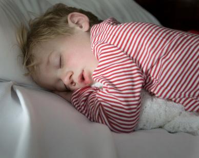 bambino che dorme in pigiama bambino dorme