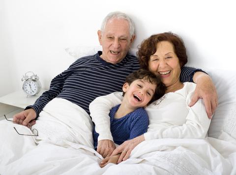 nonni-nipote-letto-sorriso