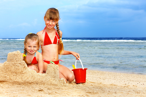 bambine-giochi-spiaggia-sabbia