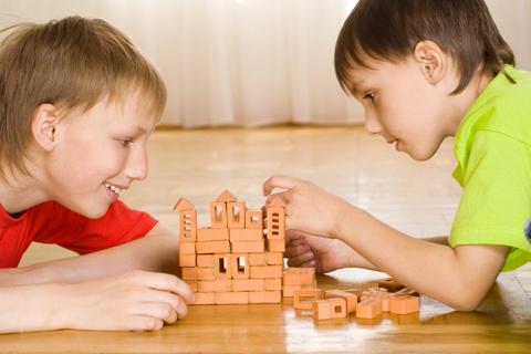bambini-fratelli-giocano-costruzioni
