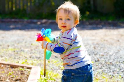 bambino-gioco-giardino-girandola