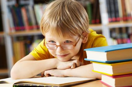bambino-occhiali-libri-scuola