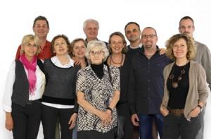 Liliana Gualandi (al centro) con alcune famiglia adottive.