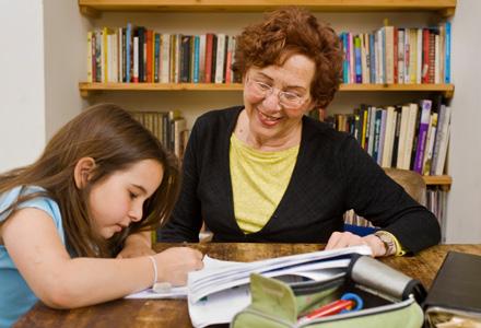 nonna-bambina-compiti-libri-scrivania