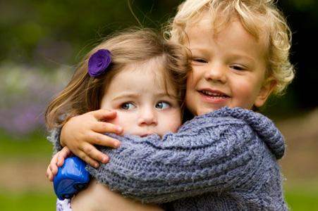 bambino-bambina-due-tre-anni-abbraccio-