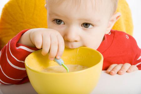 bambino-mangia-pappa-seggiolone-cucchiaino
