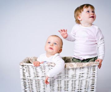 bambini casa cesta