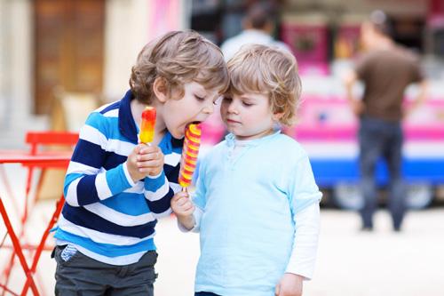 gemelli-maschi-2-3-anni-gelato-ghiacciolo