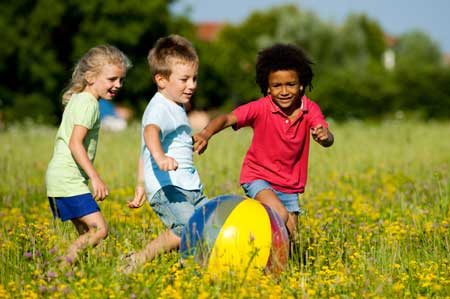 bambini-gioco-all'aperto-palla