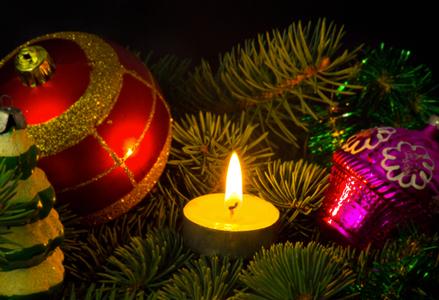 Natale-palline-colorate-candela-albero