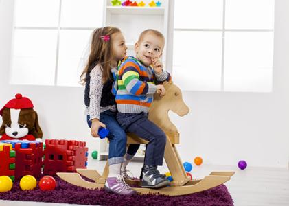 bambini-giochi-cavallo-a-dondolo