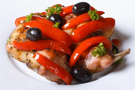 coniglio con peperoni e olive