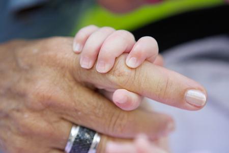 neonato stringe dito nonna Mimagephotography-Dreamstime.com