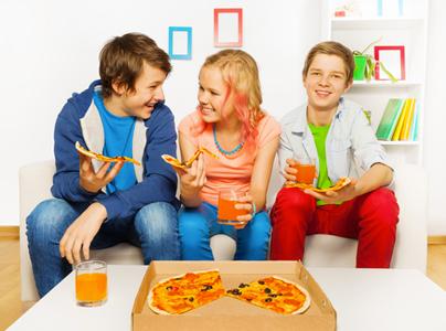ragazzi mangiano pizza in casa © Sergey Novikov | Dreamstime.com