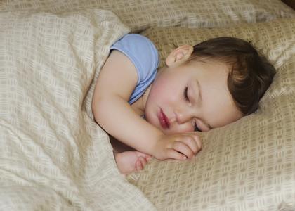 Bambina dorme lettino Pavla Zakova-Dreamstime