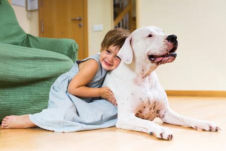 bambina cane abbraccio Iakov Filimonov-Dreamstime