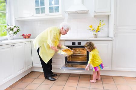 nonna nipotina cucina forno Famveldman-Dreamstime.com