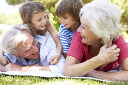 nonni nipoti giocano al parco Monkeybusinessimages-Dreamstime.com