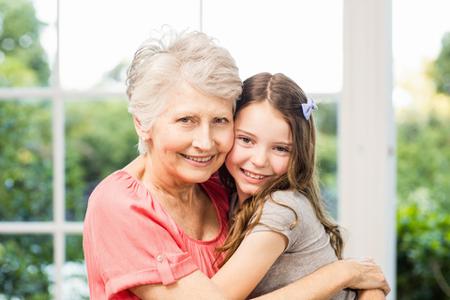 nonna nipote abbraccio Wavebreakmedia Ltd-Dreamstime.com