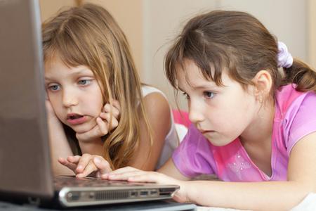 bambine che usano il computer Atikinka | Dreamstime