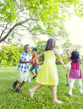 bambini gioco girotondo parco Rawpixelimages-Dreamstime