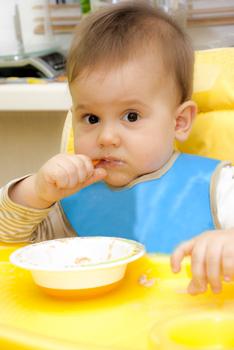 bambino mangia seggiolone Alla-Shcherbak-Dreamstime.com