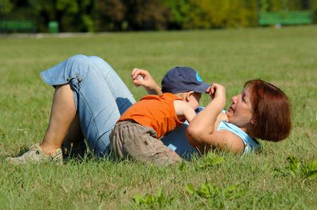 nonna nipote parco prato elena-titarenco-dreamstime