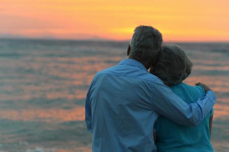 coppia senior tramonto mare