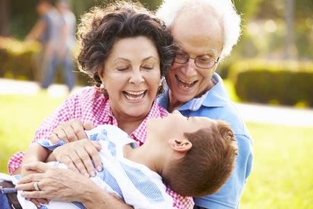 nonni nipoti al parco giocano