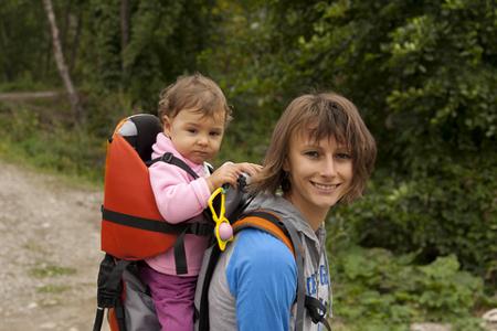 mamma bambina zaino escursione bosco