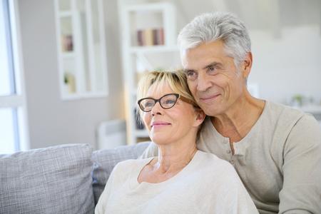 coppia senior in casa abbraccio