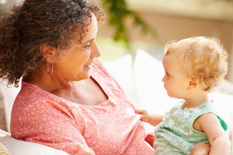 nonna con nipote in braccio