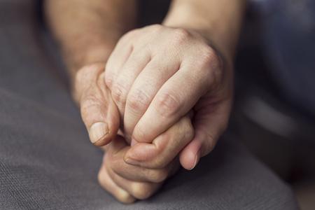 mani intrecciate padre figlio
