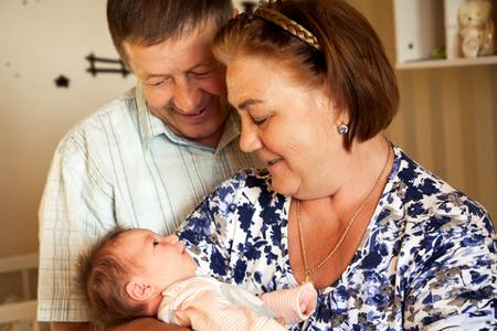 nonni con nipote neonato in braccio