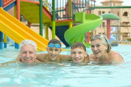 nonni nipoti in piscina