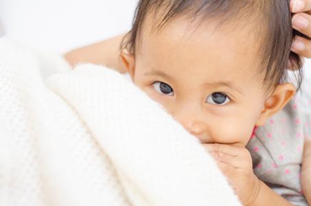 bambino neonato allattato al seno