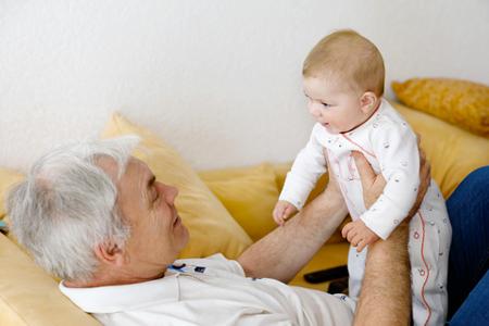 nonno nipote neonata