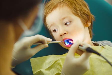 bambino dal dentista
