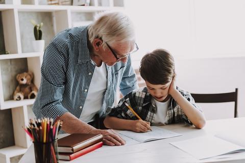 nonno aiuta il nipote nei compiti